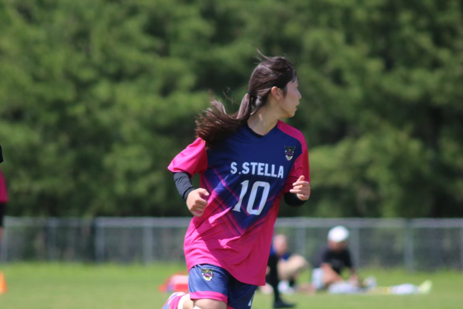 試合中に走り回るS.STELLAの選手