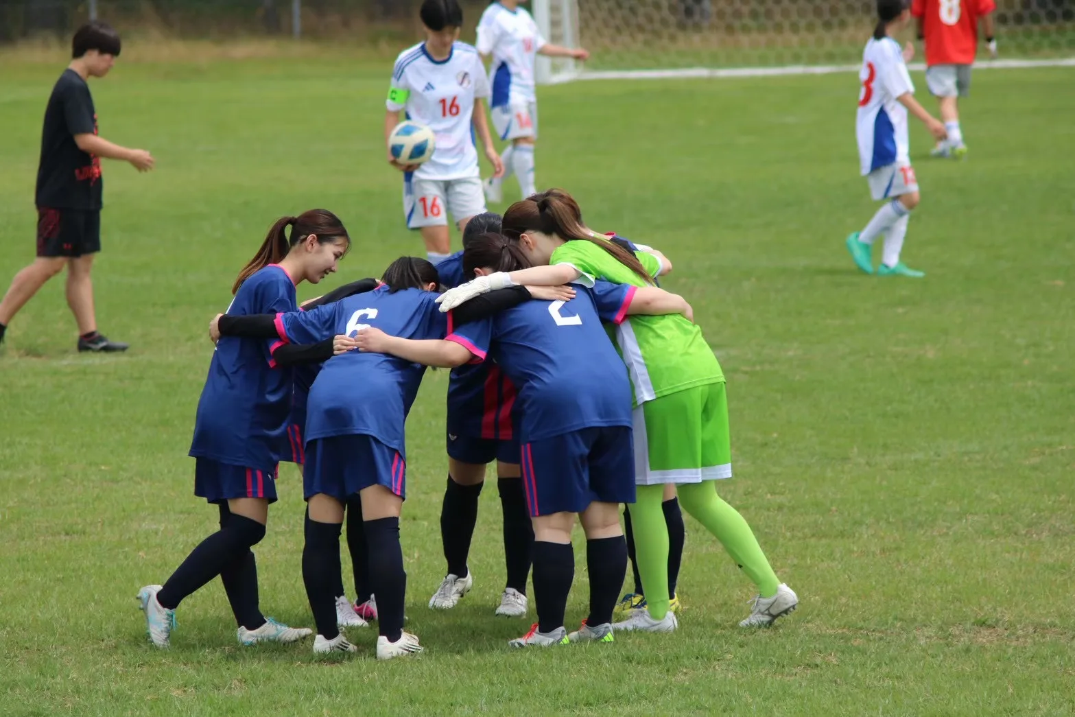 試合前に円陣を組むS.STELLAの選手たち